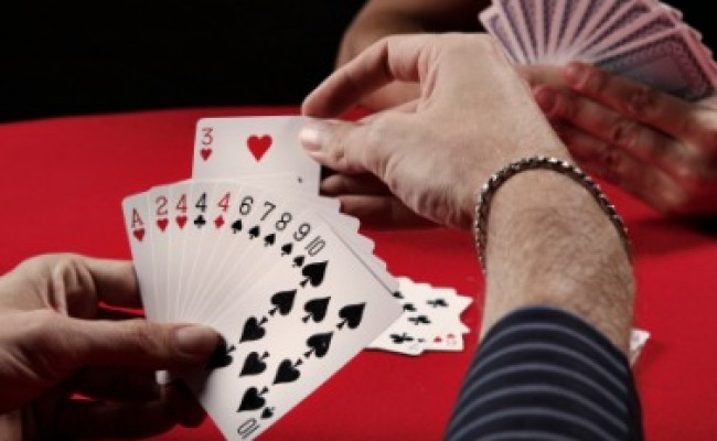 Triple Card Poker बिटकॉइन लाइव डीलर कैसीनो