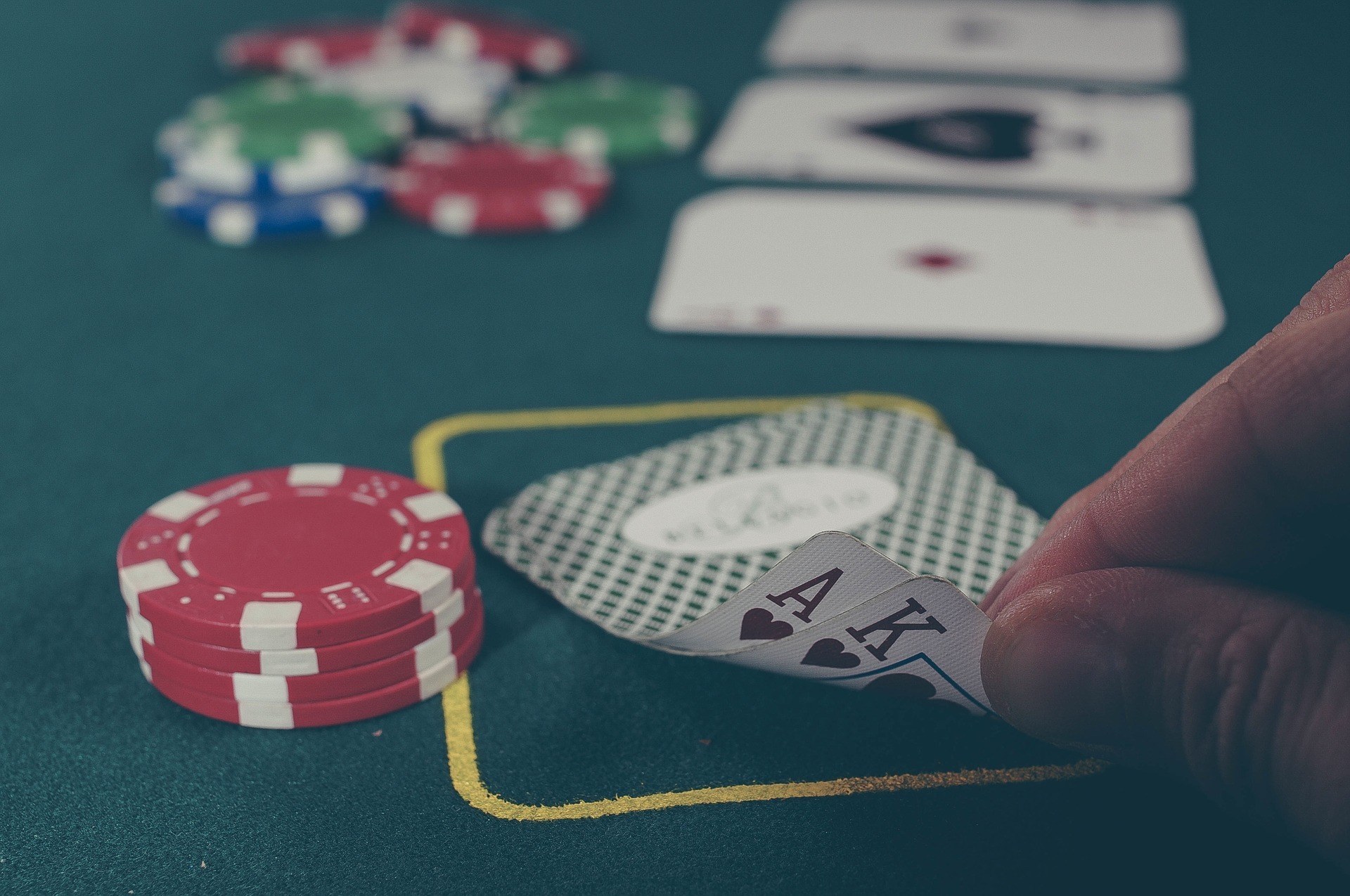 Triple Card Poker बिटकॉइन लाइव डीलर कैसीनो